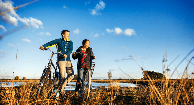 Jong stel aan het fietsen in de natuur van Drenthe